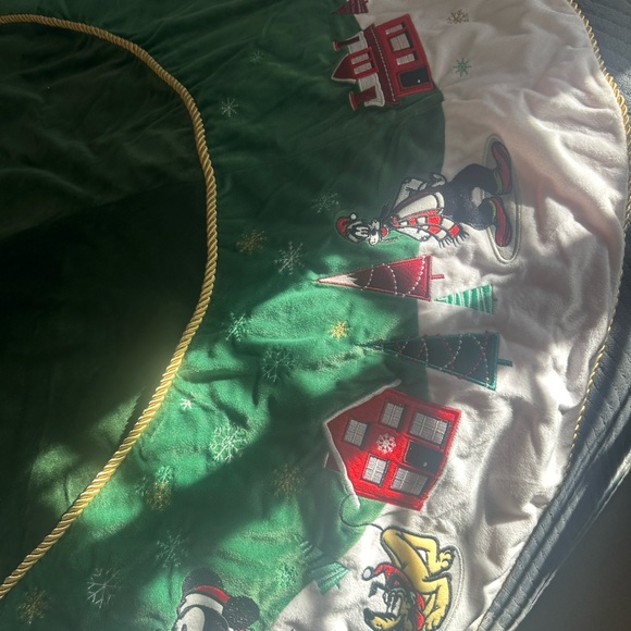 Disney Parks Christmas tree skirt - Picture 3 of 5